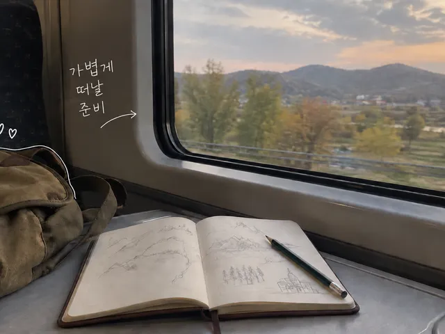열차 창가의 여행 수첩과 캔버스 가방에 다가올 작은 여행이라는 손글씨를 더한 AI 생성 이미지.