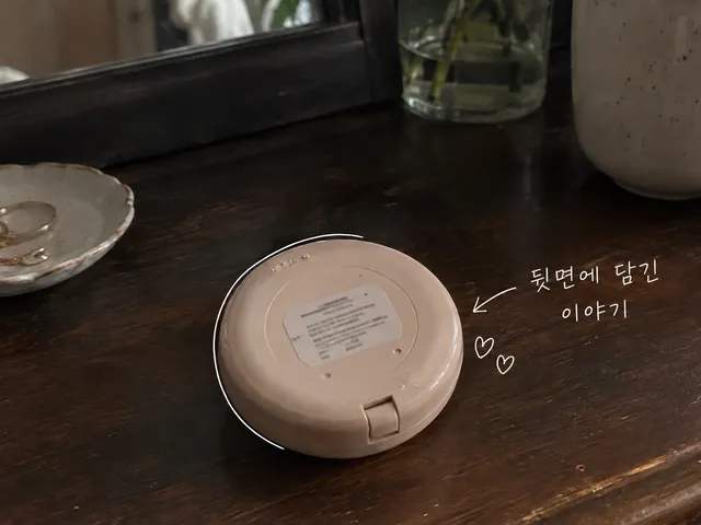 나무 화장대 위에 뒤집어 놓은 상표 없는 화장품 콤팩트와 작은 라벨, 흰 손글씨를 담은 AI 생성 이미지.