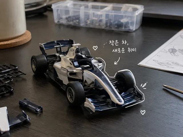 책상 위 모형 경주차와 작은 조립 도구에 흰 손글씨를 더한 AI 생성 이미지.