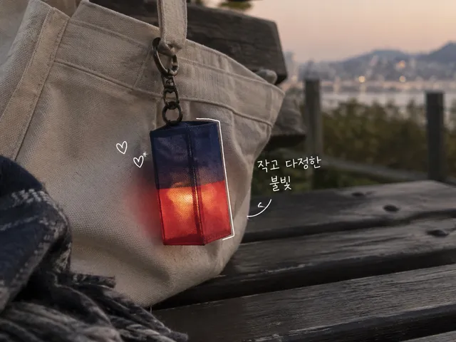 천 가방에 달린 청색·홍색 등불 키링과 흰 손글씨를 그린 AI 이미지로, 실제 판매 상품을 재현한 사진은 아닙니다.